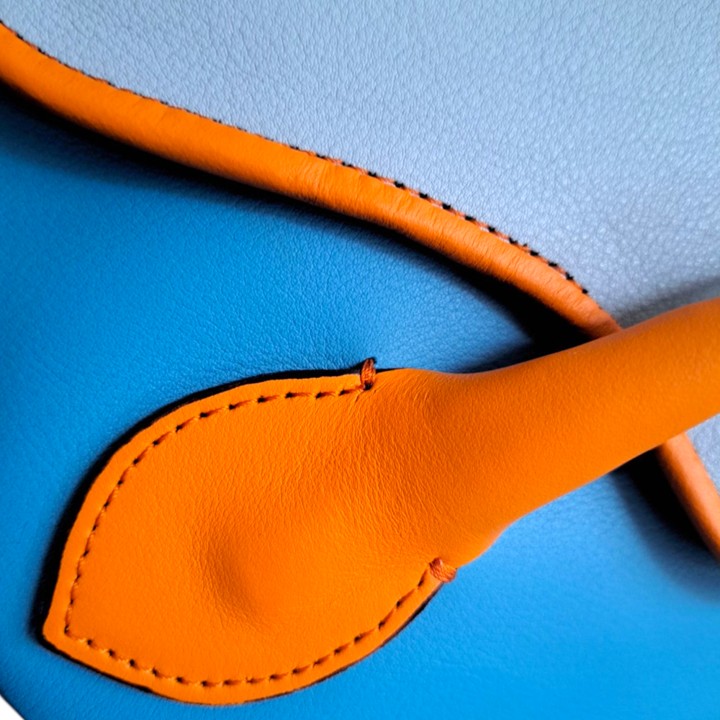 Bolso Bandolera Tres Asas Eos Piel Aguamarina, Azul Cielo y Naranja Caqui - Imagen 4