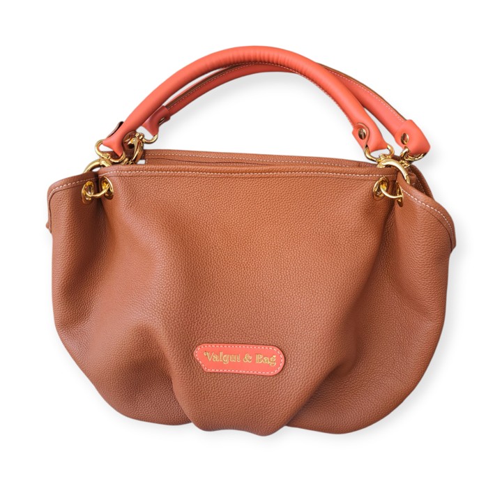 Bolso de hombro Dante en piel de ternera cámel hecho artesanalmente en España – vista frontal