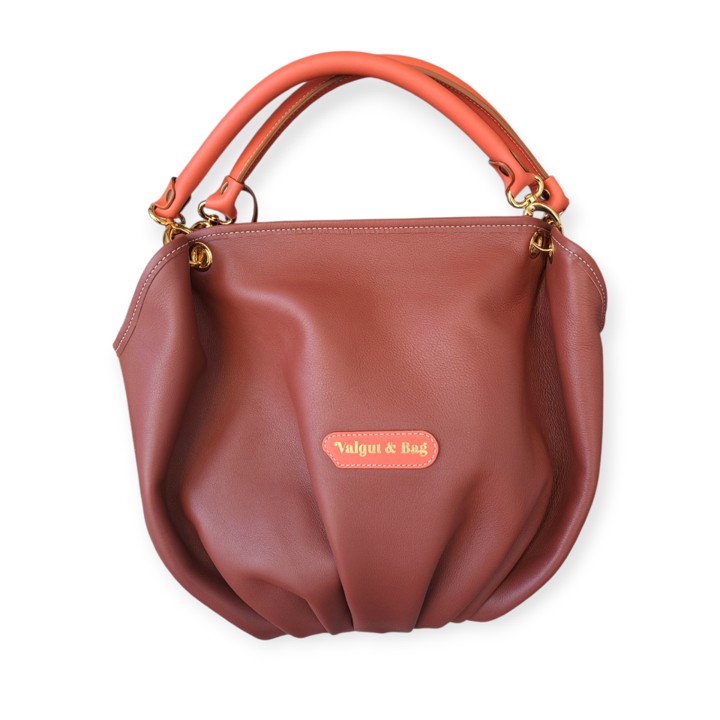 Bolso de hombro Dante en piel de ternera marrón castaña hecho artesanalmente en España – vista frontal