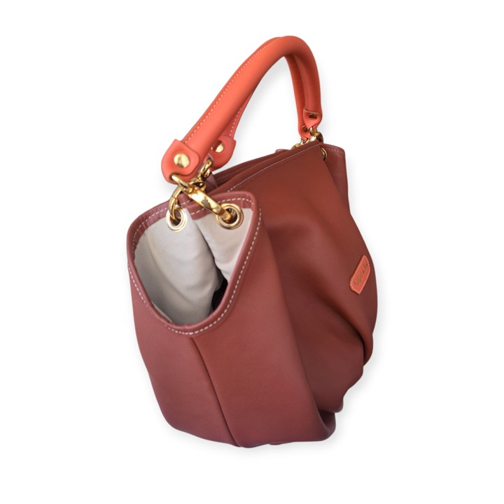 Bolso Dante marrón castaña artesanal de piel de ternera – vista lateral con asas de hombro